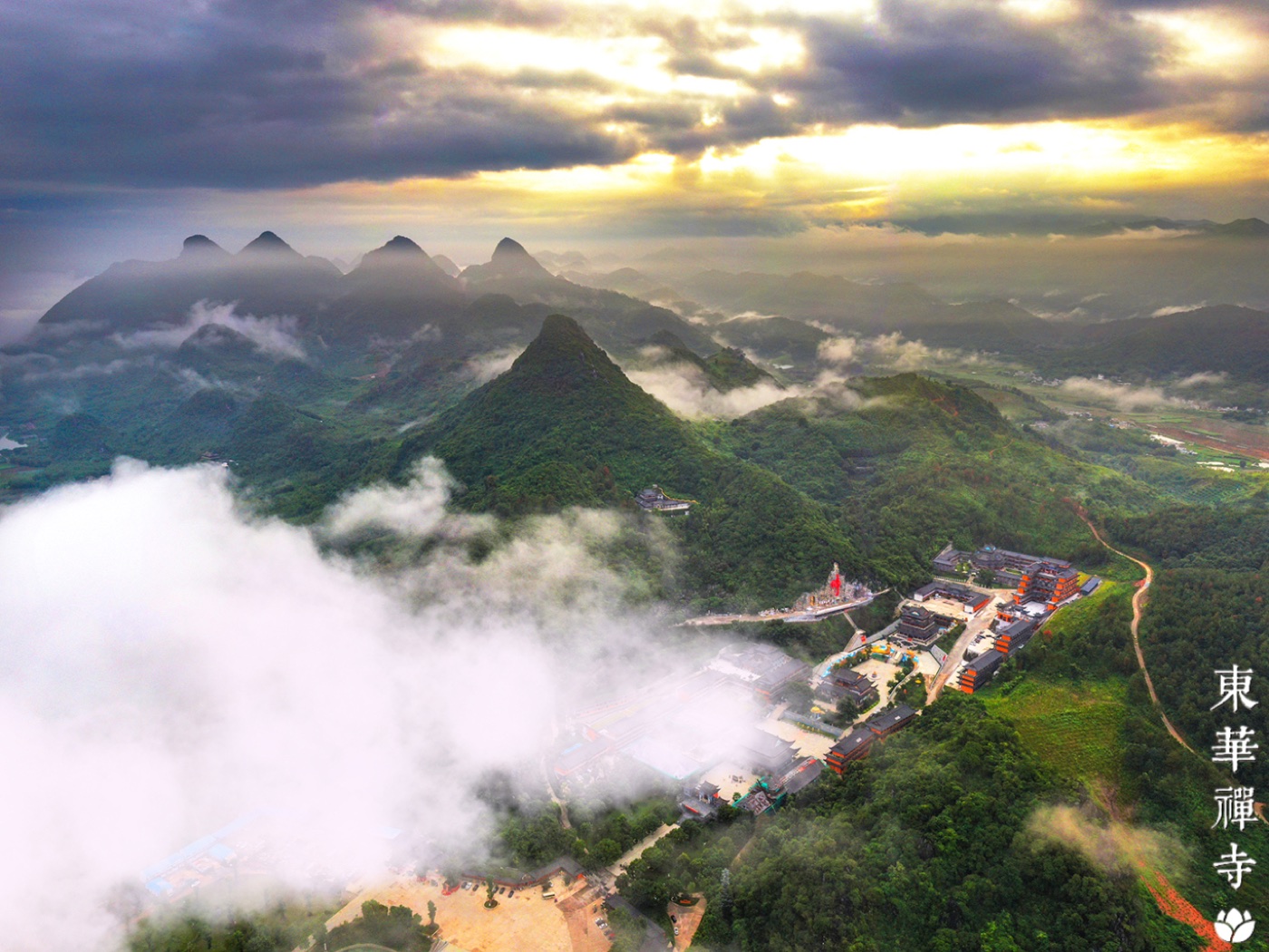 东华禅寺建筑与山景